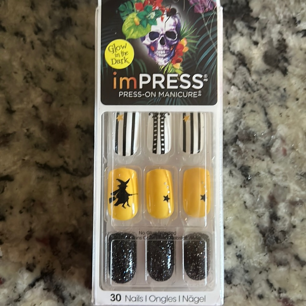 imPRESS Press On Manicure Glow in The Dark 
Limited Edition Nails Witch design